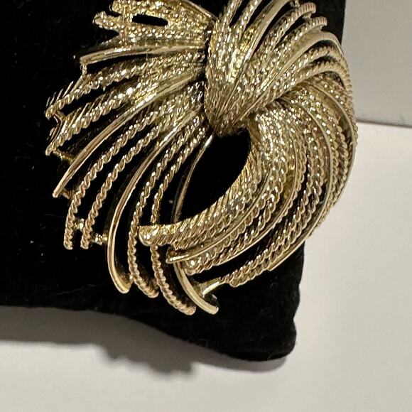 Gold Tone‎ Brooch Pin Swirl Design Statement Jewelry Vintage Style - Picture 5 of 8